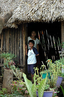 2 Niños en un poblado maya.