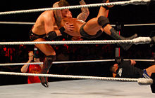 Orton aplicando su RKO a The Miz.