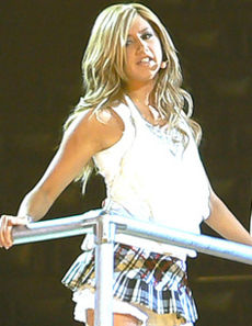 Tisdale presentandose en vivo en la gira de conciertos High School Musical: El Concierto.