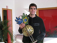 Kaká con el Samba de Oro 2008 en Milanello