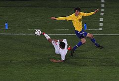 Arturo Vidal corta una internada de Kaká.