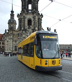 Drážďany, Altstadt, tramvaj NGT6DD.jpg