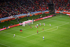 Wesley Sneijder ejecuta un libre directo en la segunda parte.