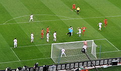 Remate de Ricardo Carvalho al larguero tras un saque de esquina, con el partido todavía en empate a cero.