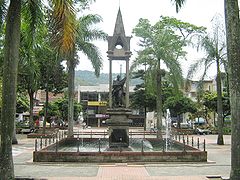 Fuente y Estatua de Bolivar-Itagui.JPG