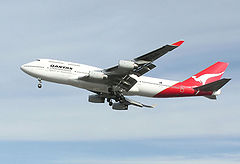 Qantas.b747-400.vh-ojl.arp.jpg