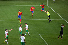 Villa celebra el gol conseguido, mientras los jugadores portugueses se lamentan.