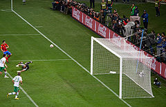 David Villa remata una asistencia de Xavi Hernández, batiendo a Eduardo y anotando el único gol del partido.