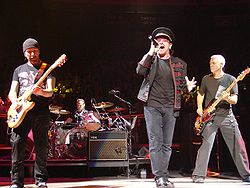 U2 tocando en el Madison Square Garden.