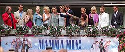 ABBA en la premieré mundial de Mamma Mia!, junto con el elenco de la película en 2008.