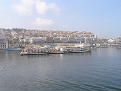 Vista del centro de Argel, con la casbah en segundo plano.