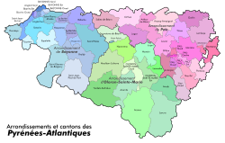 División administrativa en Distritos y Cantones del departamento de los Pirineos Atlánticos. En azul, rosa y verde los diferentes distritos.