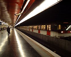 Auber-RER-Paris-2005-Platform-2.jpg