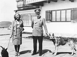 Bundesarchiv B 145 Bild-F051673-0059, Adolf Hitler und Eva Braun auf dem Berghof.jpg
