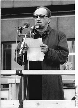 Bundesarchiv Bild 183-1989-1104-047, Berlin, Demonstration, Rede Heiner Müller.jpg