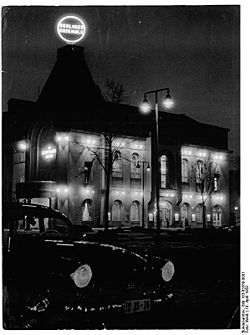Bundesarchiv Bild 183-63359-0001, Berlin, "Berliner Ensemble", Nacht.jpg