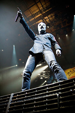 Corey Taylor at Allstate Arena 2009 2.jpg