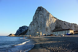 Paisaje del Peñón de Gibraltar al atardecer desde el extremo Norte de Eastern Beach, en el litoral Este mediterráneo de Gibraltar.