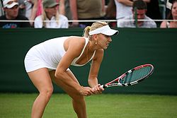 Elena Vesnina at the 2009 Wimbledon Championships 02.jpg