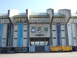 Escudos y puerta en el estadio de Anoeta.jpg
