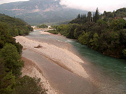 Vista del río Eveno desde el puente de Bania.