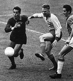 Simonsson disputa un balón al portero brasileño Gilmar en la final del Mundial de 1958