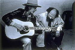Bob Dylan (izquierda) junto a Allen Ginsberg en 1975.