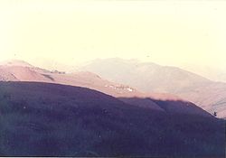 Lomas de Níquel en los años 1980. Al fondo las edificaciones que sirvieron de oficina y campamento de la minera.