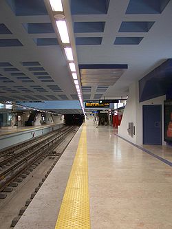 Metro Lisboa Lisbon station Santa Apolonia linha azul.jpg