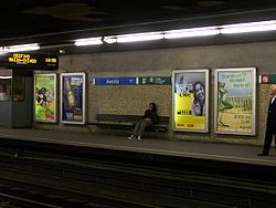 Metro station Lisboa Avenida platform.jpg