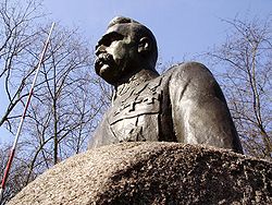 PL Turek Pilsudski Monument 11.jpg