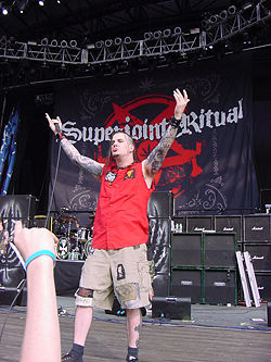 Phil Anselmo ex-vocalista de Pantera con su banda Superjoint Ritual, en Ozzfest 2004.
