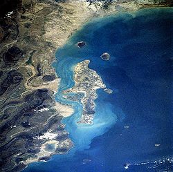 La isla de Qeshm desde el espacio, febrero de 1996