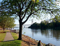 Quincy (Illinois) riverfront 2002.jpg