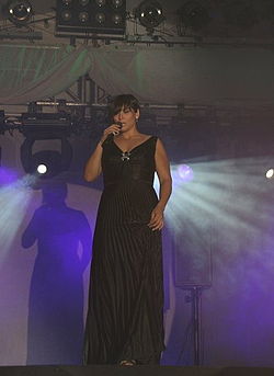 Rosa con un vestido negro, cantando en su primer concierto de su Gira Promesas en Granada 2009.