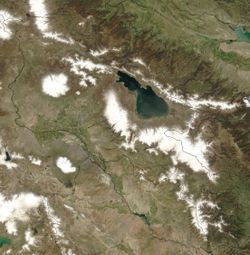 Imagen de satélite de Armenia con el lago Seván fácilmente visible, mayo de 2003 (foto NASA, EE.UU.).