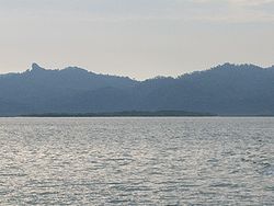 Perfil de la isla sobre la costa de Panamá