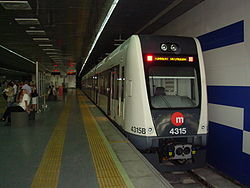 Train at Maritim-Serreria (Valencia).JPG