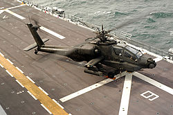Un Apache del Ejército estadounidense a bordo del USS Nassau (LHA-4) de la Armada estadounidense durante un entrenamiento conjunto.
