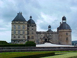 Vue du château de Hautefort.JPG