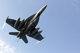 Un Boeing F/A-18E Super Hornet con 5 depósitos externos que le dan la máxima autonomía.