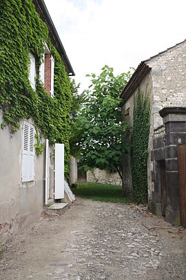 004. Village de Charroux (Allier).JPG