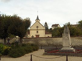 Eglise et monument aux morts Mériel.JPG