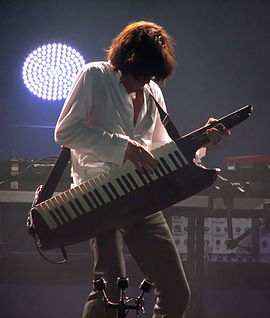 Jean-Michel Jarre tocando su Roland AX-Synth en uno de los conciertos del Indoors Arena Tour