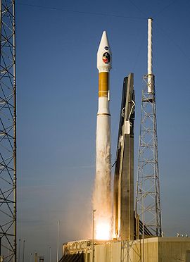 Atlas V lanzando la sonda MRO Mars Reconnaissance Orbiter, 11:43:00 am GMT 12 de agosto de 2005 el primer cohete Atlas V usado por la NASA. El cohete está en la configuración 401.