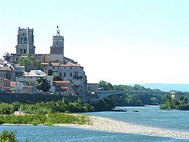 Pont Saint Esprit, église Saint saturnin et le pont médiéval sur le Rhône, France.jpg