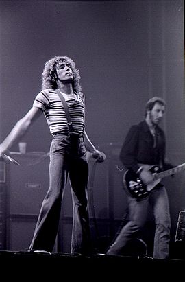 Roger Daltrey (izquierda) con Peter Townshend en concierto de the Who en 1976.