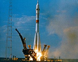 Un cohete Soyuz-U lanzando la misión Soyuz 19, parte del Apollo-Soyuz Test Project.