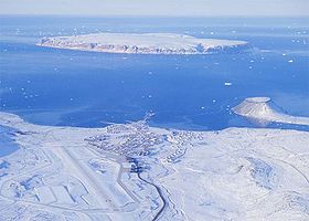 Vista de la base áerea de Thuel, en la costa oocidental de Groenlandia. La base está al inicio del estrecho de Smith, el primero de los tramos del estrecho de Nares.
