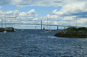 Puente en la bahía